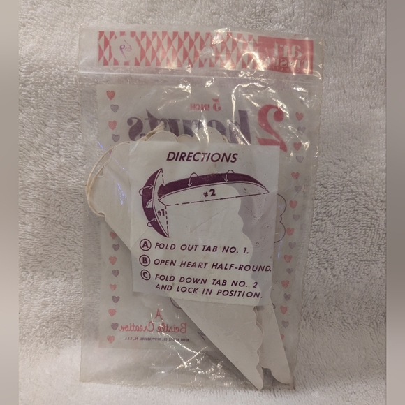 Vintage new old stock package of two 5" honeycomb hearts - Picture 2 of 2